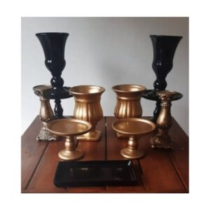 Vasos pretos e dourados